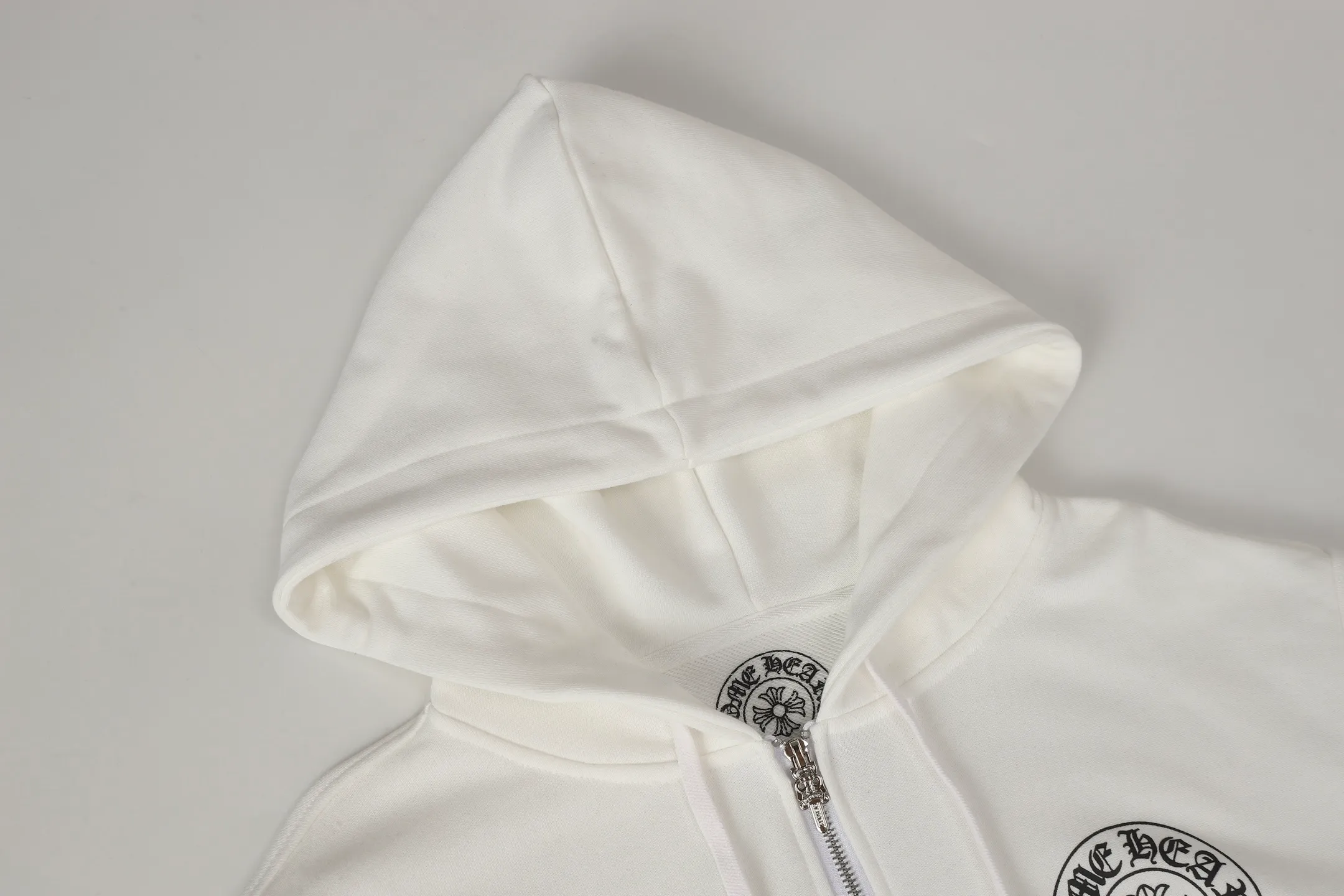 Q7—P230 -Chrome Hearts/Chrome Hearts printed zipper sweatshirt cardigan jacket -420 grams of high-density, high-quality wool, soft, delicate and skin-friendly, soft and silky to the touch, warm and skin-friendly -The hardware zipper accessories are all customized and full of details -Colour: black white -Size: S M L XL